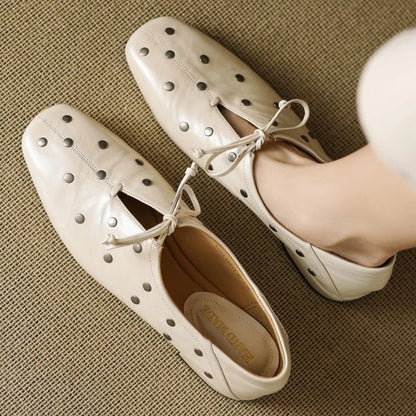 color:white